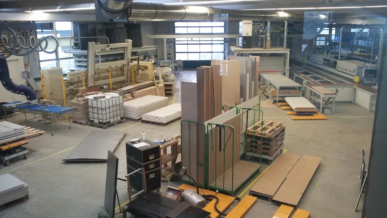 Tischlerei-Halle mit Holzplatten, Paletten und Maschinen – Handwerk, Tischlerei